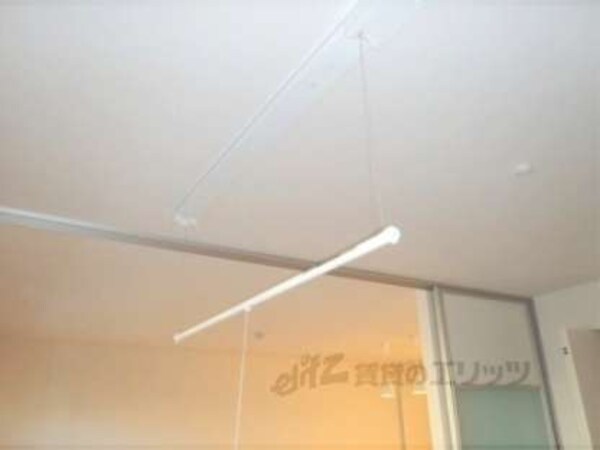 室内物干し竿(洋室に室内物干し竿完備)