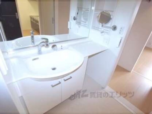 洗面所(女性の方に嬉しい洗面台ですね。)