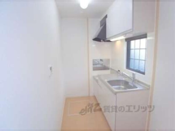 キッチン(キッチン部分に窓があります。)