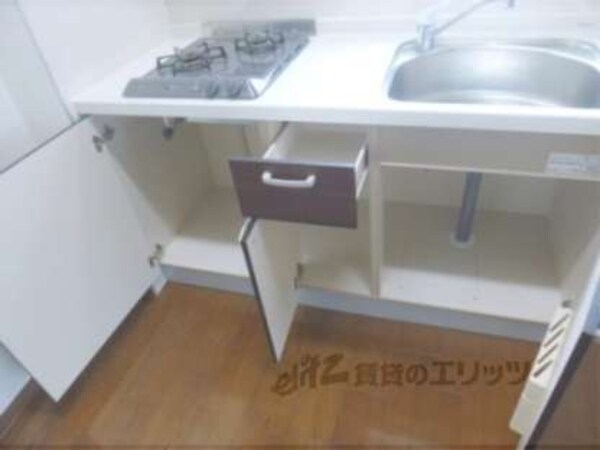 キッチン(収納棚の下部)