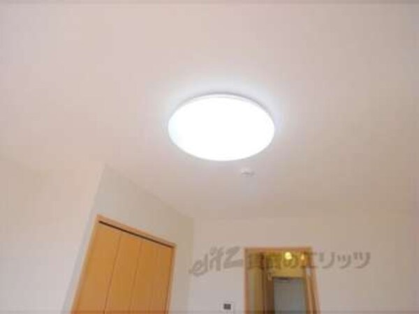 照明(お部屋は明るい照明付きです。)