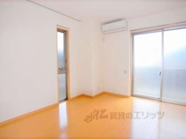 居室(陽もよく入り、明るいです。)