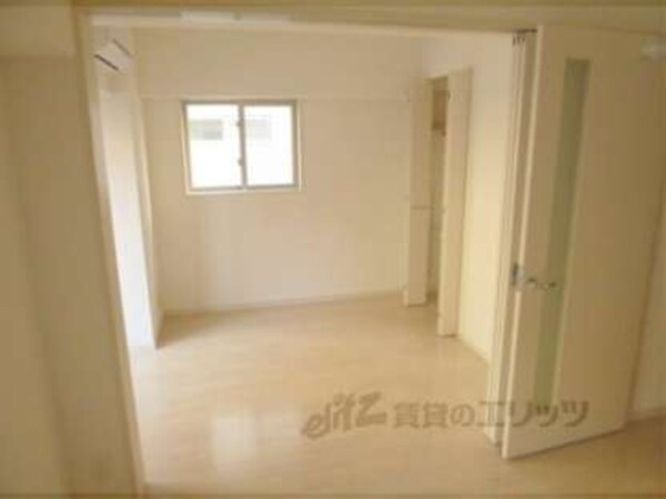 洋室(リビングの隣の洋室です)