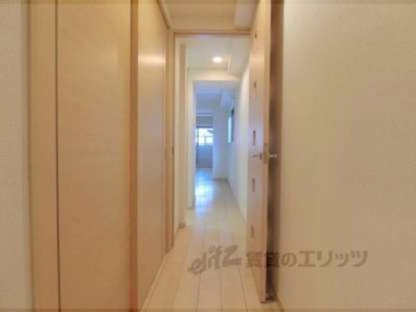 玄関からリビング