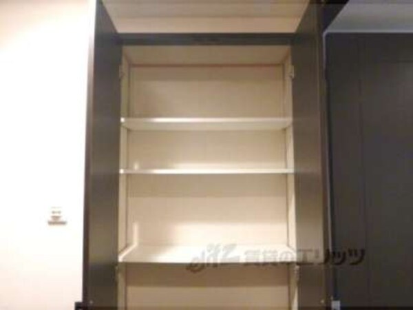 廊下の収納(ココにも収納スペースです。)