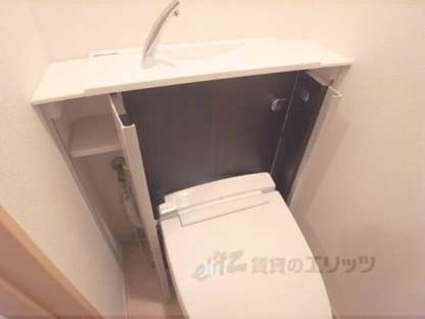 トイレ(プチ収納付いてます)