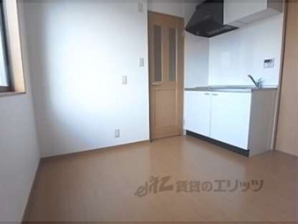 ダイニングキッチン(約5帖半のスペースがあります。)