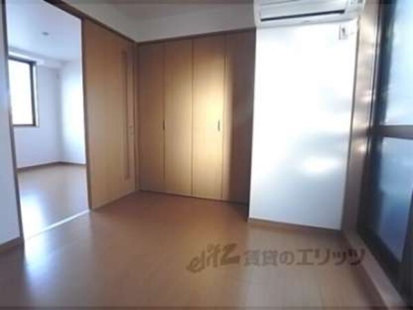 洋室(南向きで明るい気持ちになれるお部屋です。)