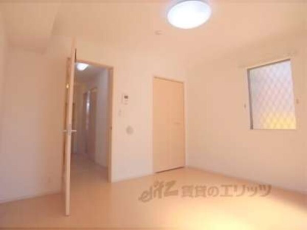 居室(一人暮らしにはちょうど良い広さです。)