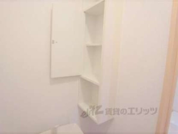 棚(トイレの横に棚もついています。)