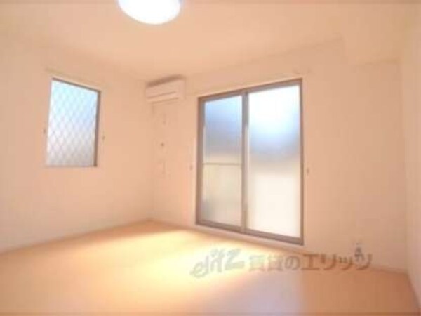 居室(明るく、清潔感のあるお部屋です。)