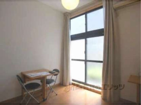 洋室(明るいお部屋ですね)