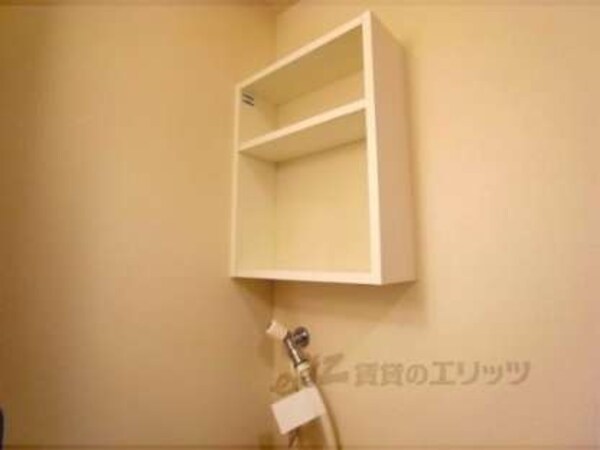 洗面所(洗濯機上の収納です)