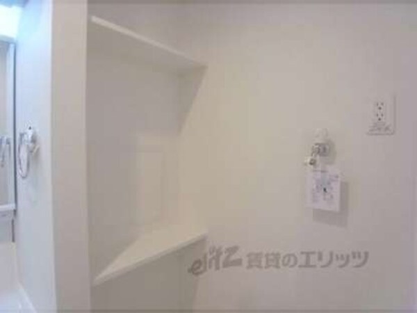 洗濯機置場(洗剤など置いておくのに便利です)