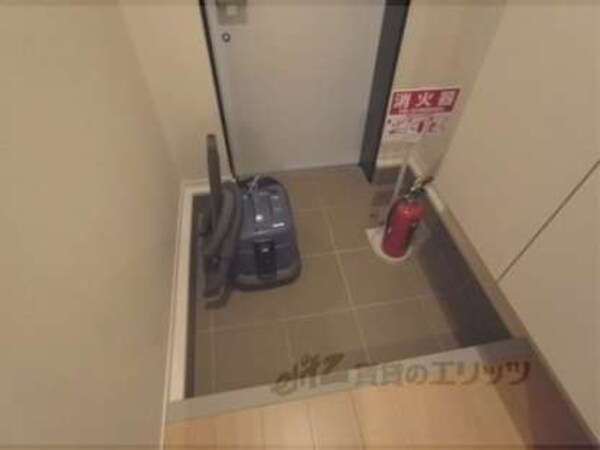 玄関(玄関広めです。工事の最終段階です。)