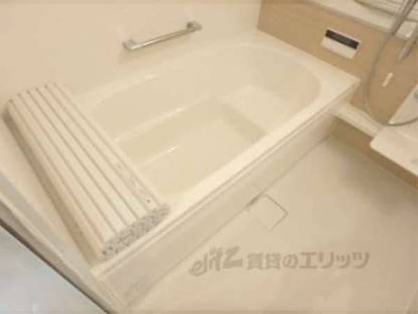 風呂(広々とした浴槽です。)