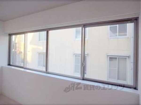 窓(お部屋全体を明るくしてくれます。)