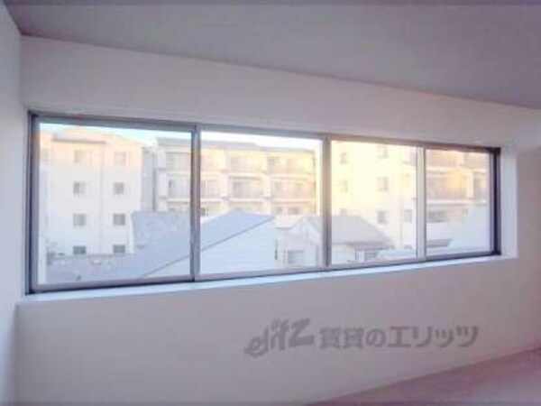 窓(お部屋を明るくしてくれます)