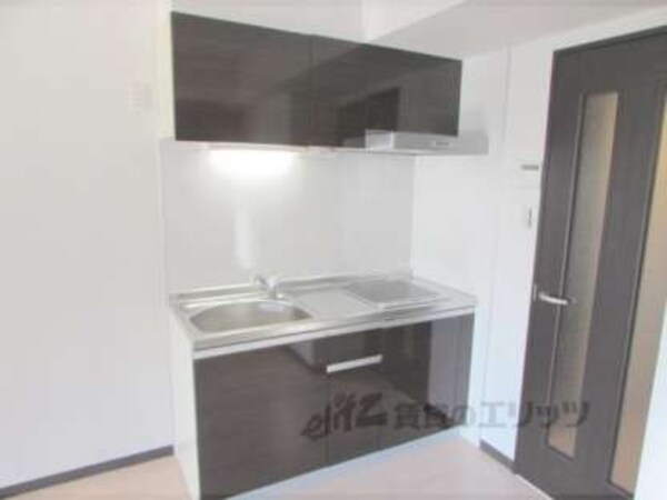 キッチン(換気扇・上部収納もついています。)