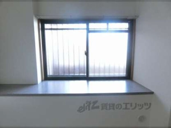 洋室小窓