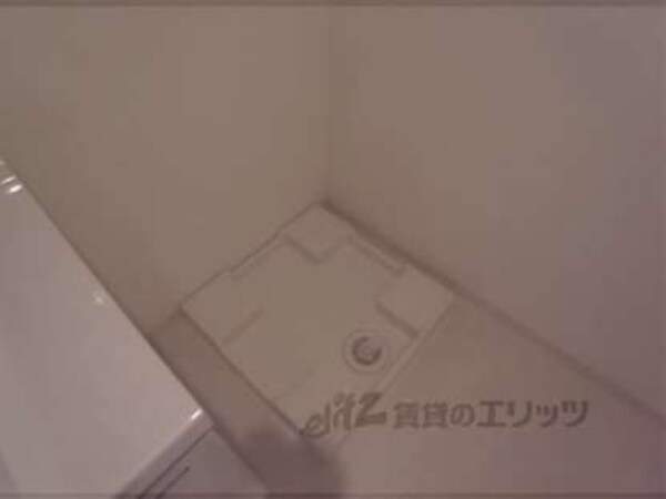 洗濯機置場(他の号室のコピー写真です。)