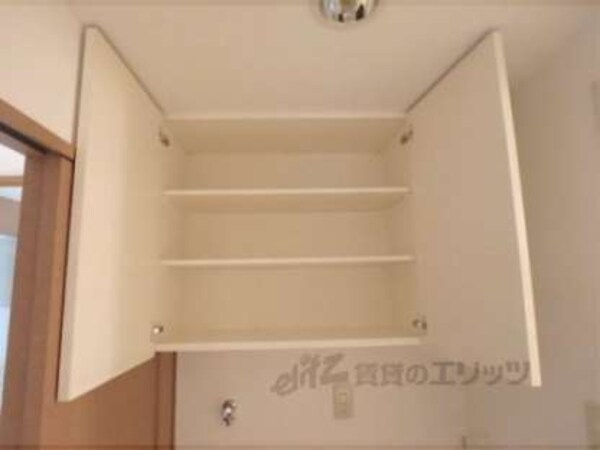 洗濯機置場(洗濯機の上の収納です。)