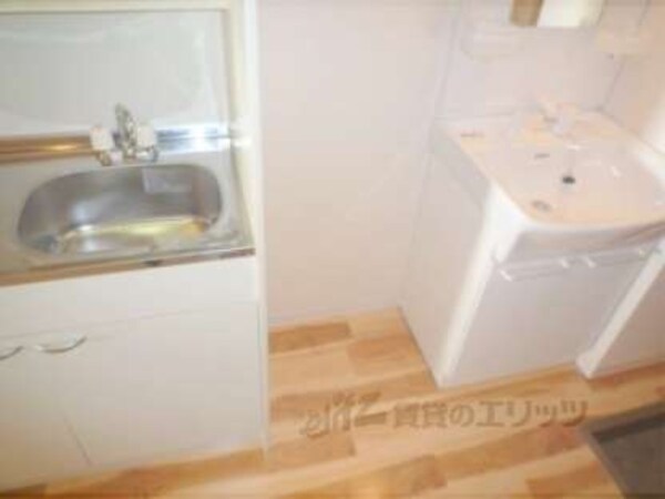 冷蔵庫置場(キッチン、独立洗面台の横にあり便利です。)