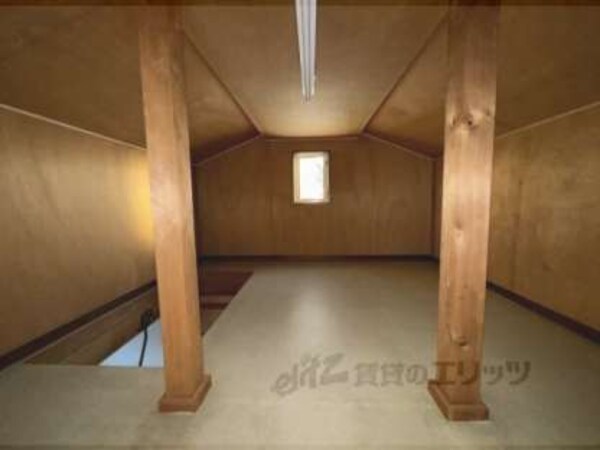 屋根裏収納