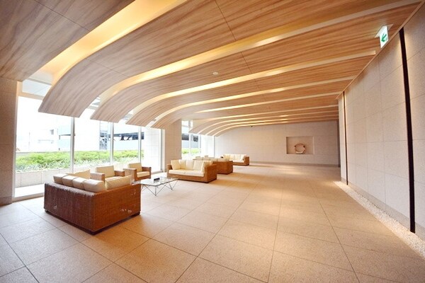 エントランス(★★2階に待合室完備★★)