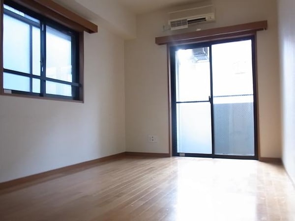 リビング・居室(角部屋２面採光の明るいお部屋です)