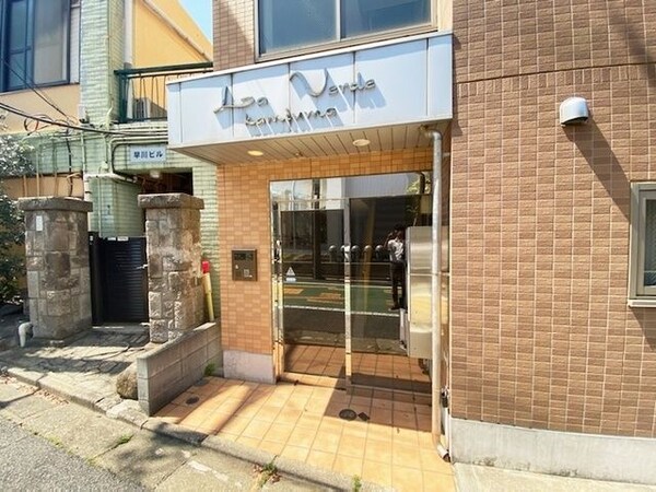 エントランス(人気の世田谷区で住環境良好)