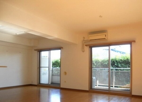 リビング・居室(★南東向きで明るいリビング★)