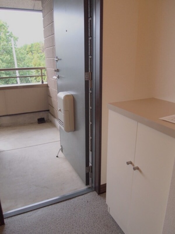 玄関(★同物件別部屋参考写真★)