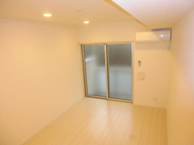 物件内観写真6　(明るい洋室)