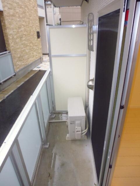 物件内観写真11　(バルコニーも広々)