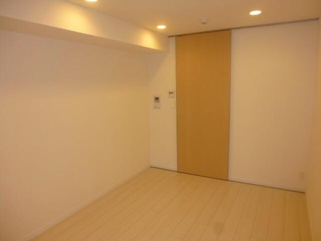 物件内観写真13　(明るい洋室)