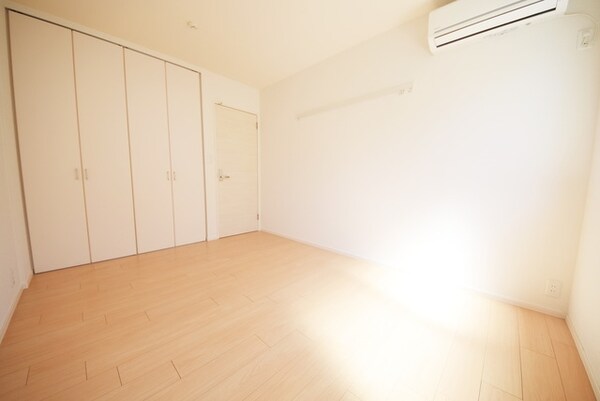 寝室(★★柔らかいお色味のフローリング★★)