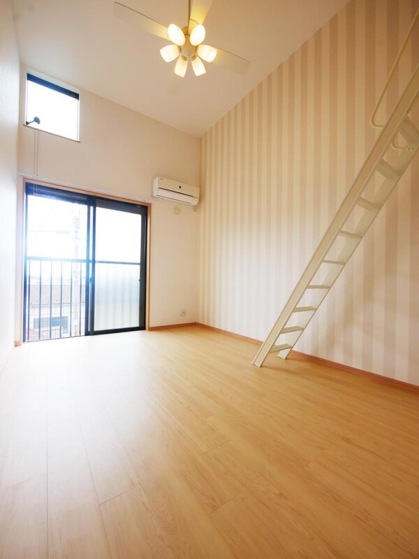 リビング・居室(★天井高で解放感のあるお部屋です★)