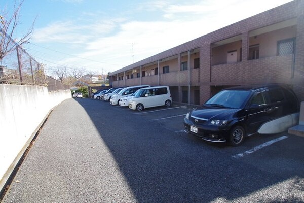 駐車場(★　広々とした駐車場で、止めやすいです　★)