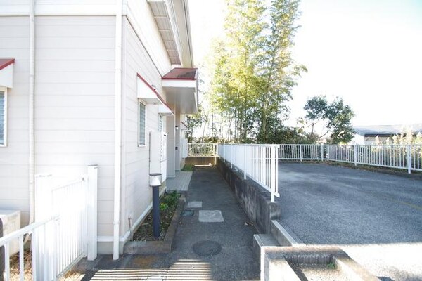 エントランス(★幅が広いので自転車も置けます★)