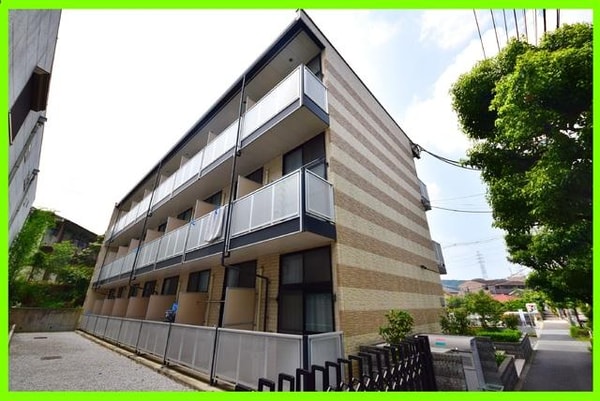 外観(★コンビニが近く便利♪駅までも近いので通学通勤もとても便利…)