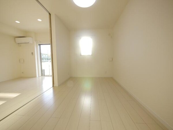 寝室(★5.1帖のフローリングのお部屋です★)