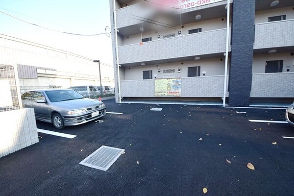 駐車場(★お車お持ちの方も安心の敷地内駐車場完備してます★)