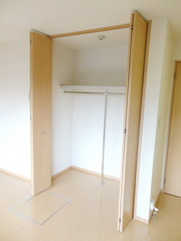 収納(★ポールが内蔵された収納で整理整頓が捗ります★)