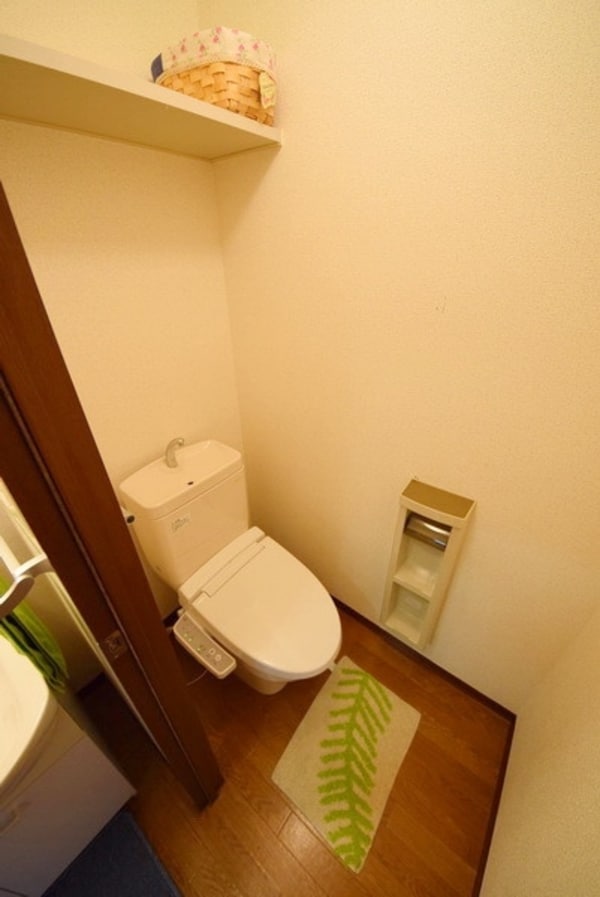 トイレ(～トイレも上部に棚がついているのは重宝しますね～)