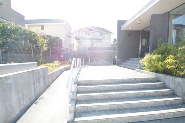 エントランス(★スロープ付きのエントラス！！とても丁寧な作りですね★)