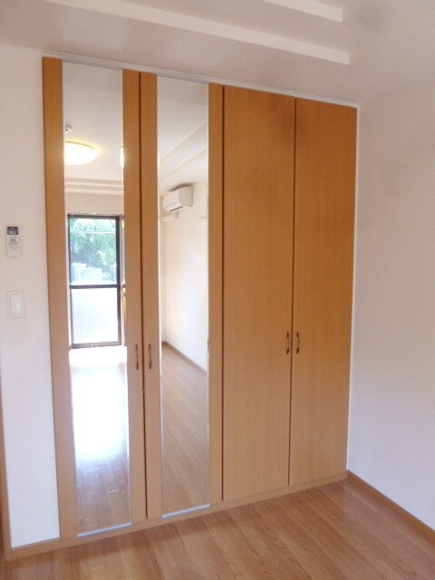 物件内観写真13　(★鏡付きの収納★)