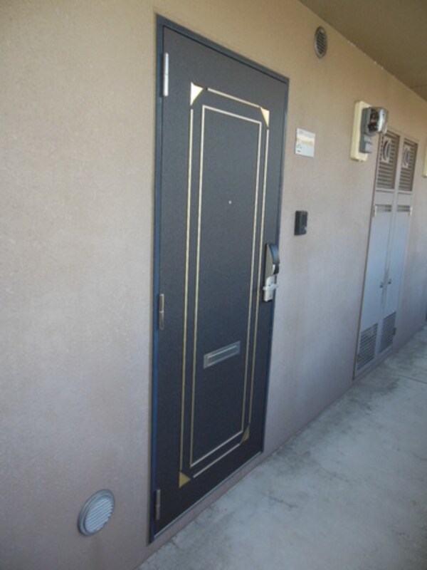 エントランス(★しっかりとした玄関扉です★)