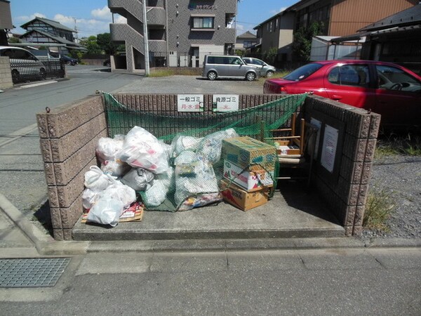 共有部分(★烏除けの付いたゴミ捨て場です★)
