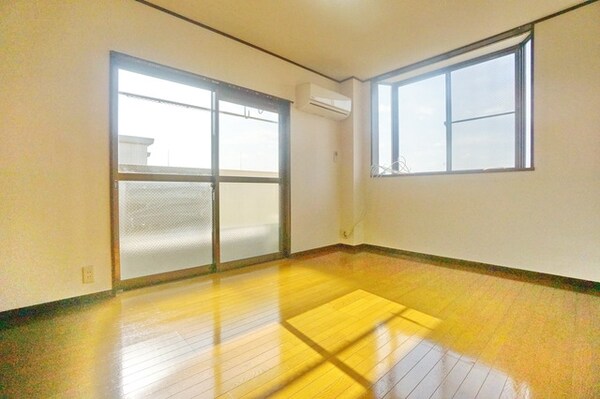リビング・居室(※別部屋参考写真です)